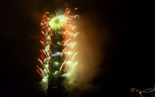 烟火钟声与冰池跳水 全球各地迎接2026年