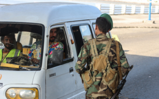 沙特支持的也门政府空袭分离主义组织据点