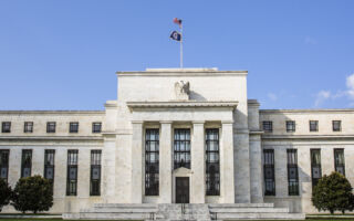 美联储会议纪要：大多数官员预计继续降息