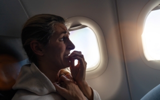 为何飞机起飞前 你会闻到像枫糖浆的香味？