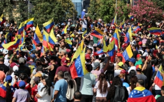 川普实时观看活捉马杜罗过程：如同看电视片