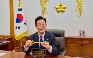 李在明访华前晒白宫钥匙：望韩美同盟稳固