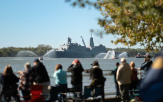 美海军与陆战队舰队巡游 庆祝建军250周年