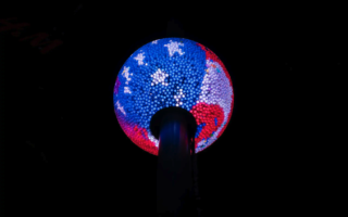 时代广场跨年水晶球含爱国元素 点亮建国250周年序幕