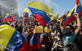 视频：马杜罗被抓 委内瑞拉人蜂拥上街庆祝