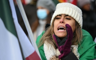 伊朗民众向美总统求救 德黑兰现“川普街”