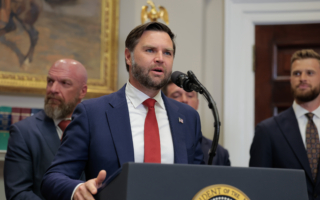 副总统万斯希望马斯克在中期选举前回归MAGA