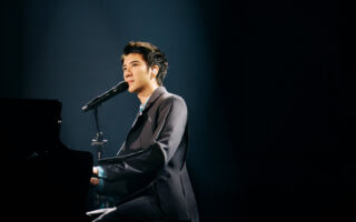 王力宏大陆开唱突趴地 项链卡舞台缝画面疯传