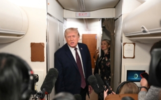 川普：密切关注伊朗局势 权衡强硬应对措施