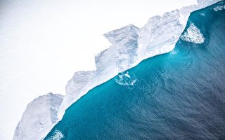 英军飞机拍到世界最大冰山 向南大西洋漂移