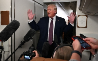 川普:对伊朗贸易伙伴征收25%关税