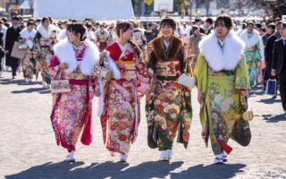 组图:日本少男少女盛装打扮 欢度成人节