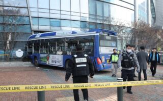 韩国首尔一公交车冲过人行道 致13人受伤