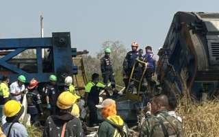 泰国在建高铁起重机砸中列车 增至32死