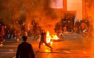 内幕：美暂缓打击伊朗 中共拟调整驻伊人员