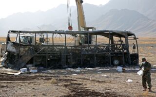 阿富汗巴士与两车相撞引发大火 79人遇难