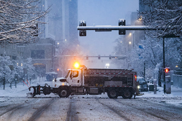 因冰雪天气 密歇根州高速公路百车连环撞