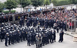 英媒记者采访罢工活动 被中共警察强行带走