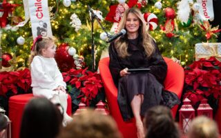 组图:梅拉尼娅圣诞节前探访病童 画面暖心