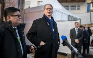 贝森特在达沃斯会晤何立峰 谈大豆和磁铁