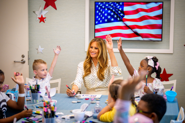 组图:美第一夫人就任一周年 精彩瞬间回放