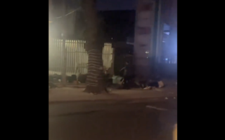 大批中国人逃出柬埔寨电诈园 使馆前躺满人