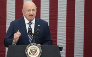 美战争部对参议员凯利启动军阶认定程序