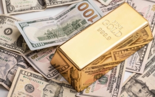 金价首破4900美元 受哪些因素推动？