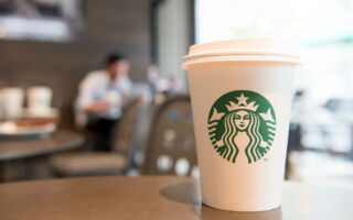 为何外带咖啡杯的盖子上有第二个小洞？