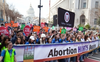 逾万加州人汇聚旧金山 为捍卫生命游行