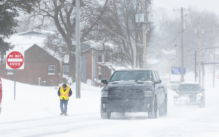 特大冬季风暴袭美 近万航班取消 18州告急