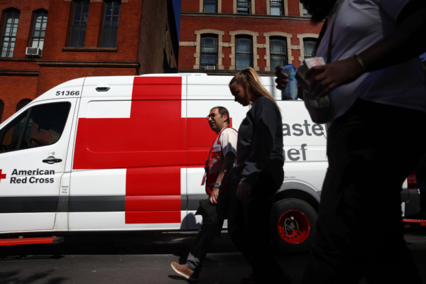 纽约高层公寓发生瓦斯爆炸起火 1死14伤