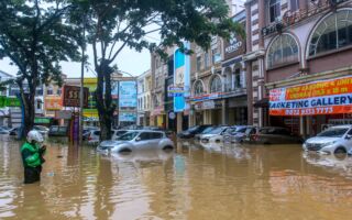 组图:印尼首都暴雨成灾 数千民众紧急撤离