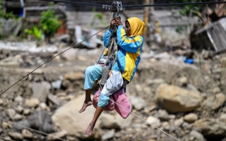 印尼暴雨引发山体滑坡 已致8死82失踪