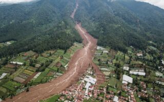 组图：印尼西爪哇省山崩 增至17死73失踪