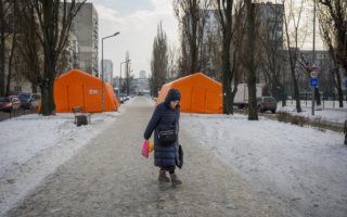 俄军空袭基辅之后 逾千栋建筑仍无供暖
