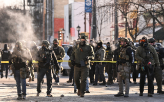 明州移民执法行动中 一持枪男被特工击中致死