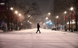 美国遭遇历史性冬季风暴 逾70万户停电