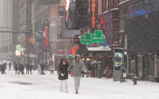组图:大雪纷纷下的纽约