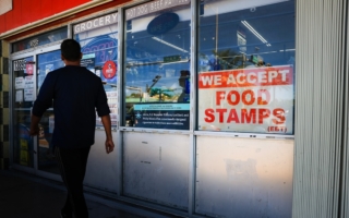 美国DHS拟设新规 限制移民对福利的依赖