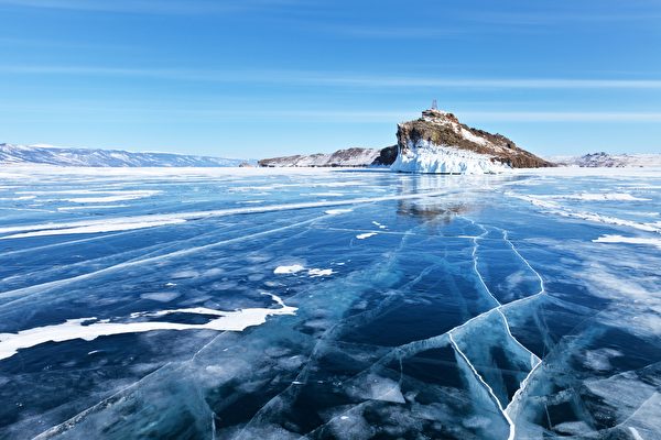 俄贝加尔湖冰面翻车 致一中国游客死亡
