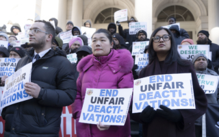 纽约市议会推翻亚当斯17项否决 小贩许可证增2万张