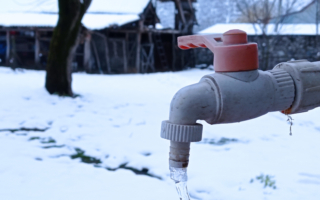 严寒来袭 纽约市环保局吁屋主防水管冻裂