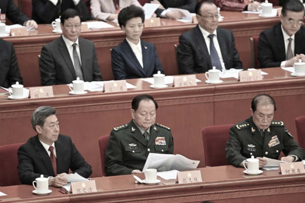军方缺席中共政治局会议 专家析内讧后遗症