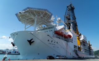 日本从六千米深海试掘 成功采集大量稀土泥