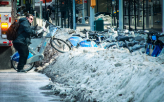 强风暴袭美东 北卡交通瘫痪 佛州罕飘雪