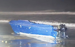 再有偷渡船在圣地亚哥海岸翻船 四死四伤