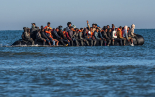 2025年英国小船偷渡者逾四万人 史上第二多