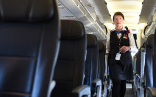 服务66年世界最长 美国空姐独一无二的人生