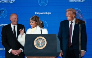 挺“川普账户”说唱天后妮琪自称总统头粉